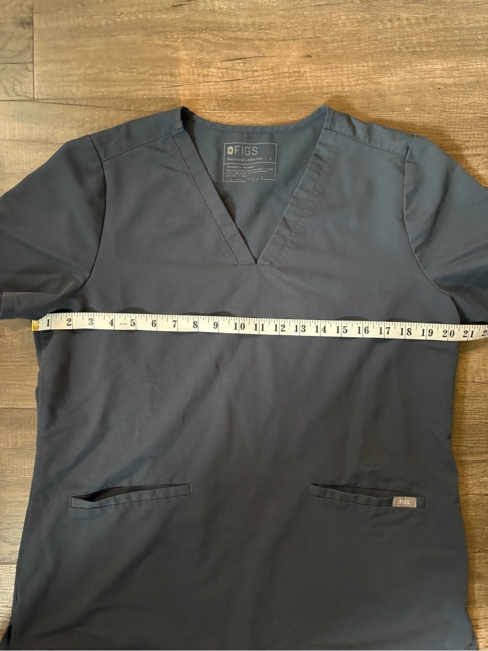 FIGS Technical Collection Casma Scrub Top Grey / Graphite - Picture 4 of 6